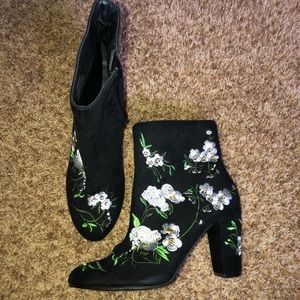 NWOT Forever 21 booties with floral detail!